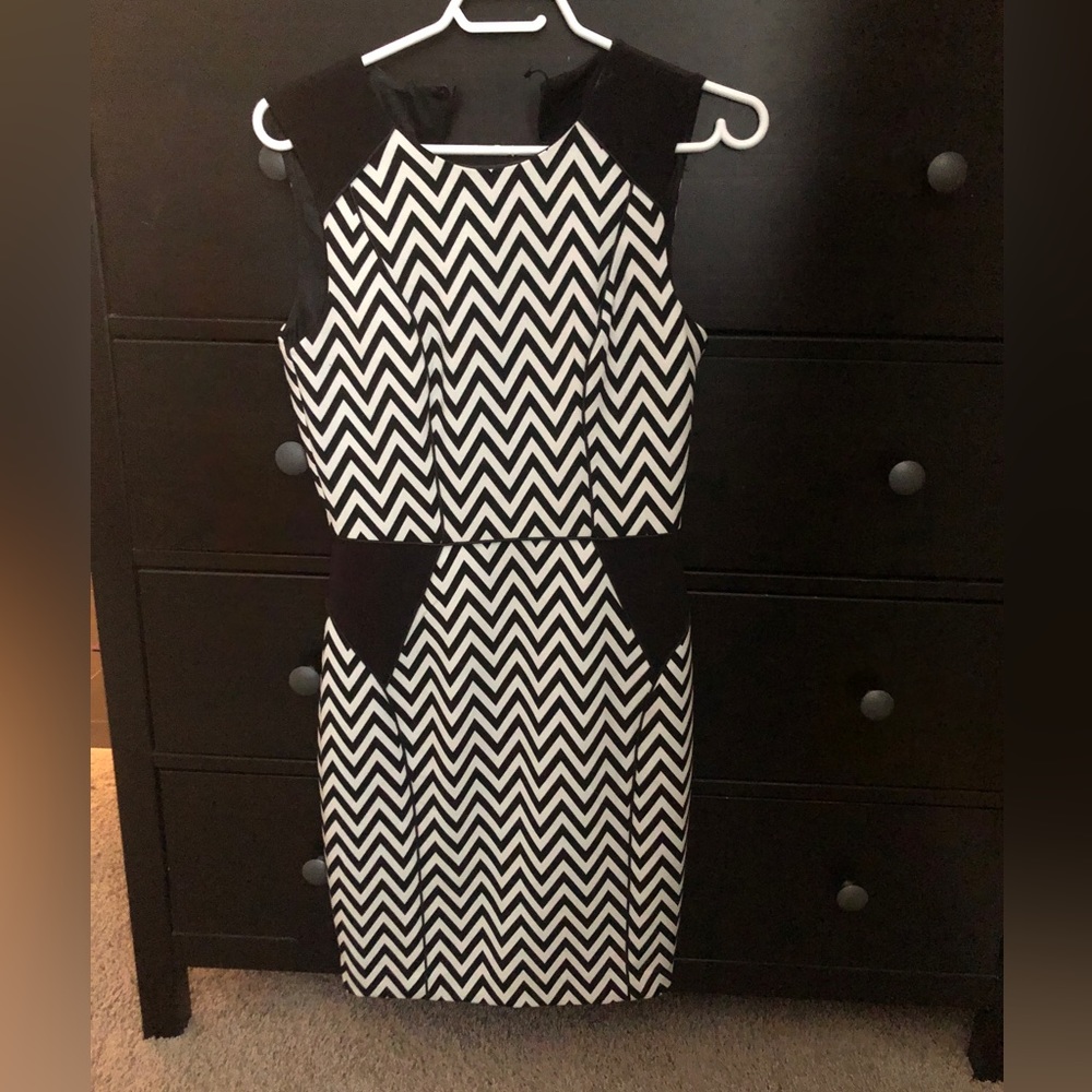 HOST PICK 🤩H&M Black and White Chevron Dress